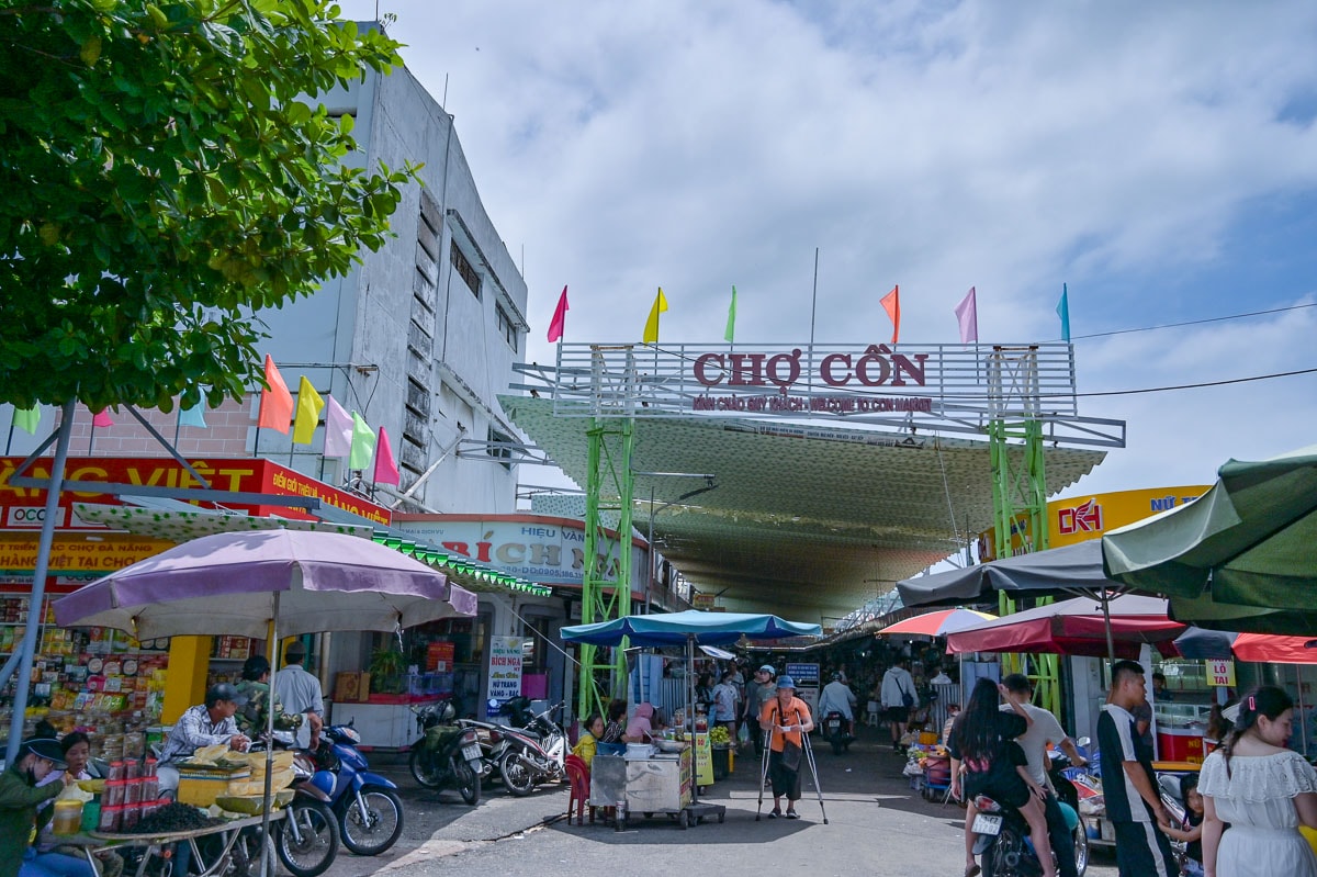 峴港自由行|走趟傳統功市場 什麼都有,體驗超擁擠又美味的道地小吃 - 第2張圖