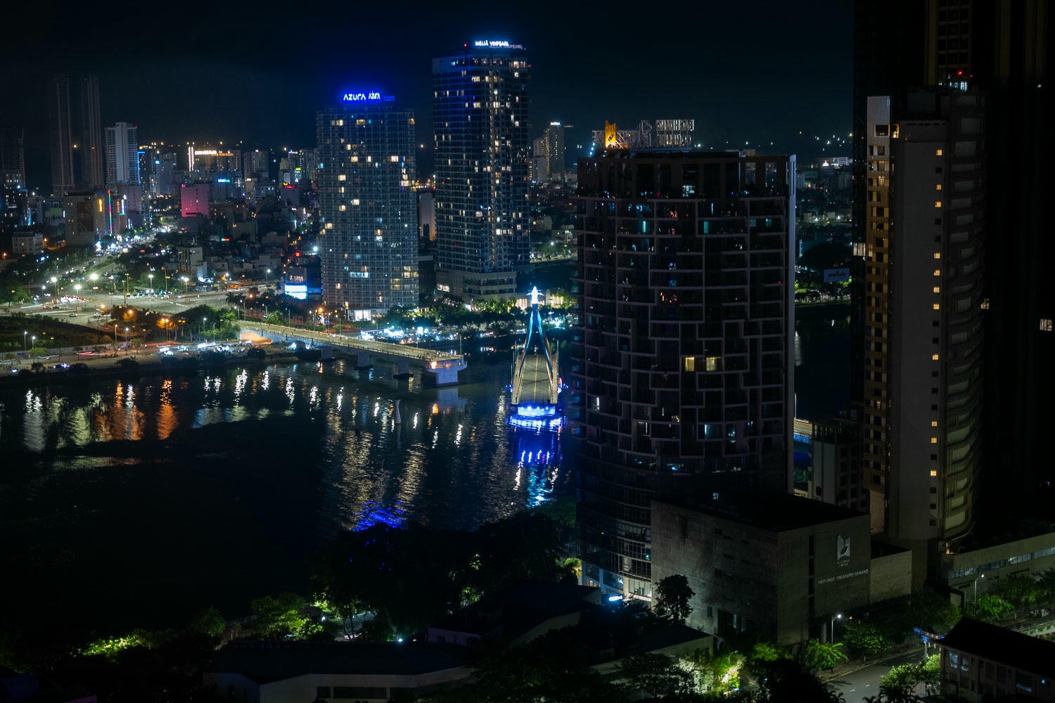 峴港自由行| Crowne Plaza Danang City Centre 從機場看到海的視野 一幅最平靜的城市風景 - 第1張圖