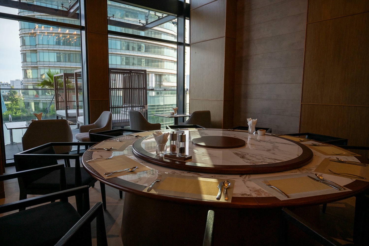峴港自由行| Crowne Plaza Danang City Centre 從機場看到海的視野 一幅最平靜的城市風景 - 第15張圖