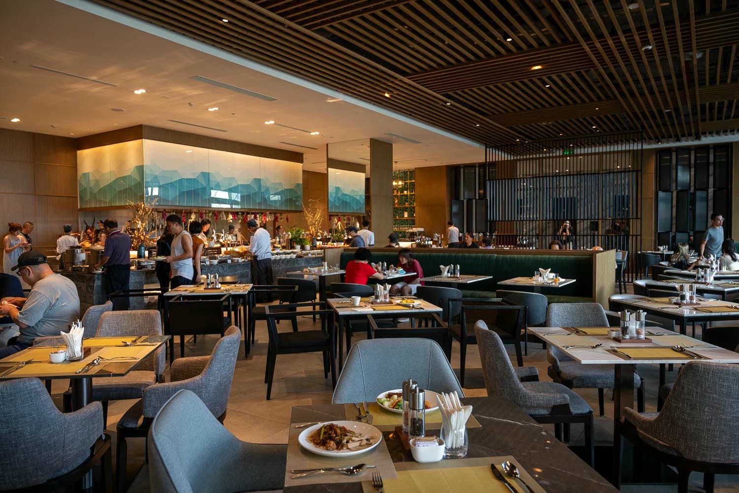 峴港自由行| Crowne Plaza Danang City Centre 從機場看到海的視野 一幅最平靜的城市風景 - 第13張圖