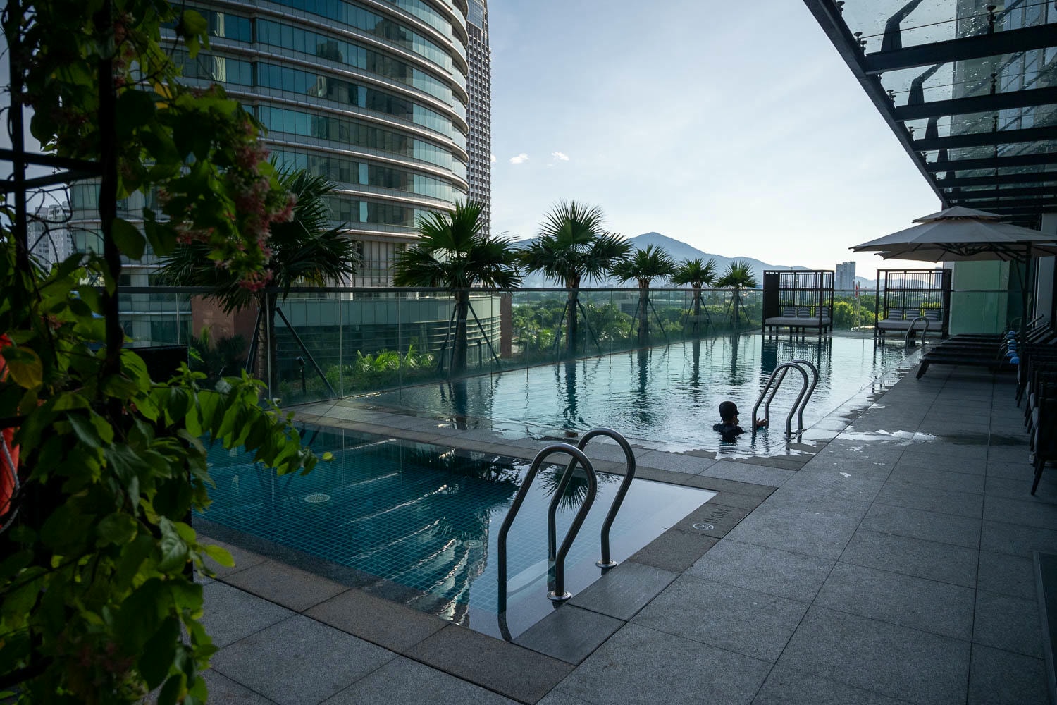 峴港自由行| Crowne Plaza Danang City Centre 從機場看到海的視野 一幅最平靜的城市風景 - 第18張圖