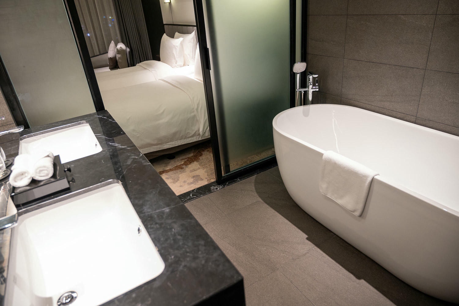 峴港自由行| Crowne Plaza Danang City Centre 從機場看到海的視野 一幅最平靜的城市風景 - 第10張圖