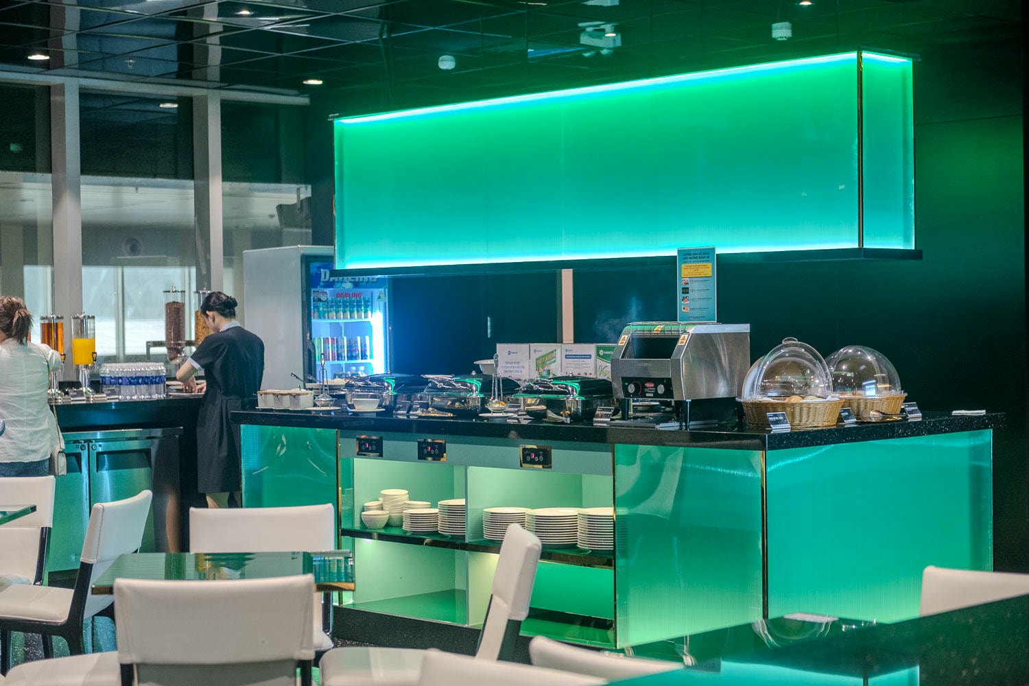 胡志明自由行|Saigon Vista 國內線轉機用餐首選,紅白酒輕食宛如貴賓室輕鬆舒適 - 第7張圖