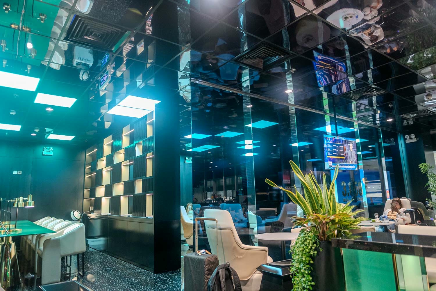 胡志明自由行|Saigon Vista 國內線轉機用餐首選,紅白酒輕食宛如貴賓室輕鬆舒適 - 第14張圖