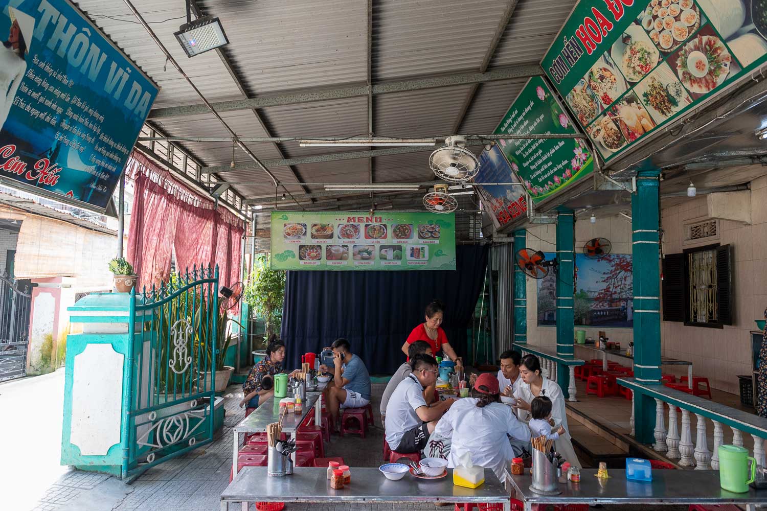 順化自由行|地圖上孤島的特色料理 在地人才會懂的Hen味,Cơm hến Hoa Đông有點不好找 - 第1張圖