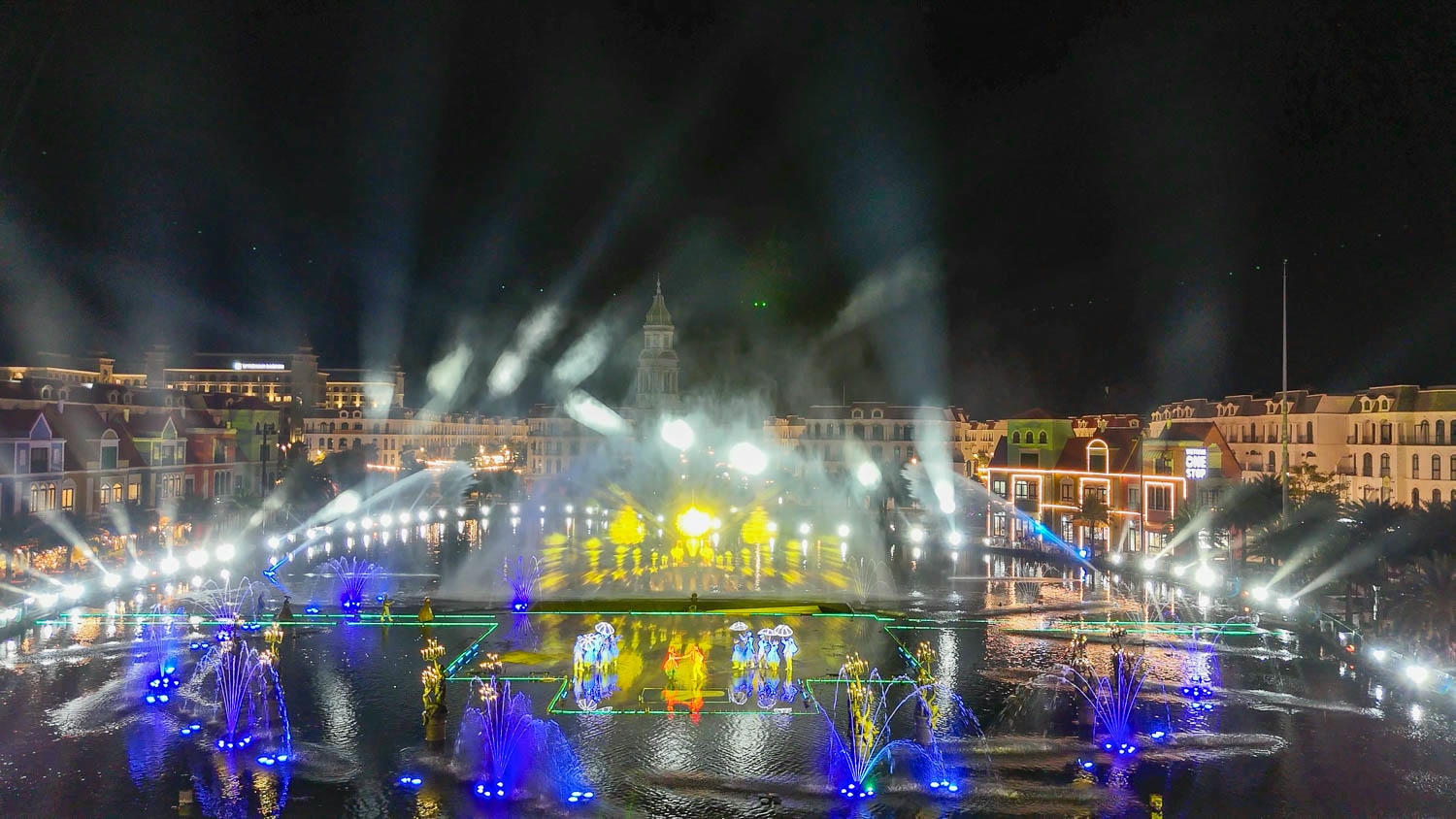富國大世界威尼斯之色鄰近座位都付費或用餐,Saigon Domain和Cường kua 2正面觀賞推薦你 - 第16張圖