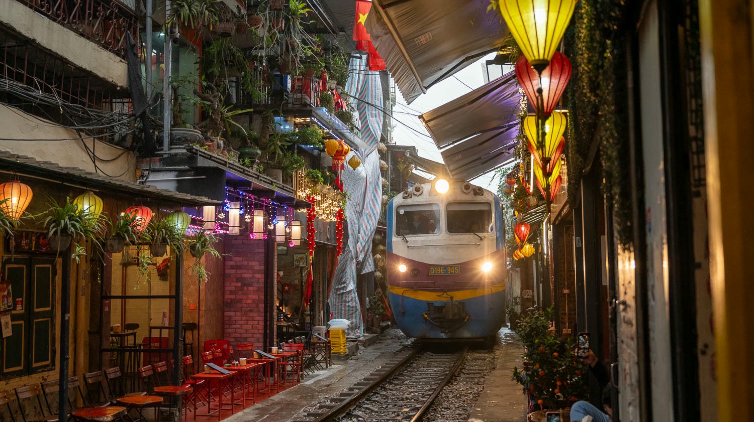 河內必訪鐵道咖啡!30公分近距離擦身火車超震憾,當地人鐵道日常變成旅人冒險回憶 - 第1張圖