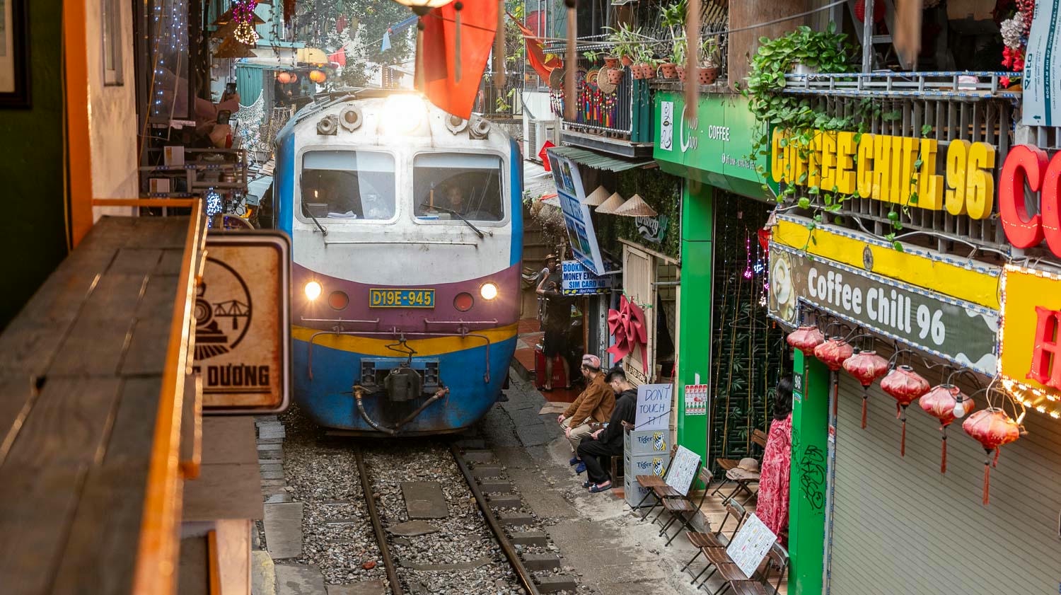 河內必訪鐵道咖啡!30公分近距離擦身火車超震憾,當地人鐵道日常變成旅人冒險回憶 - 第6張圖