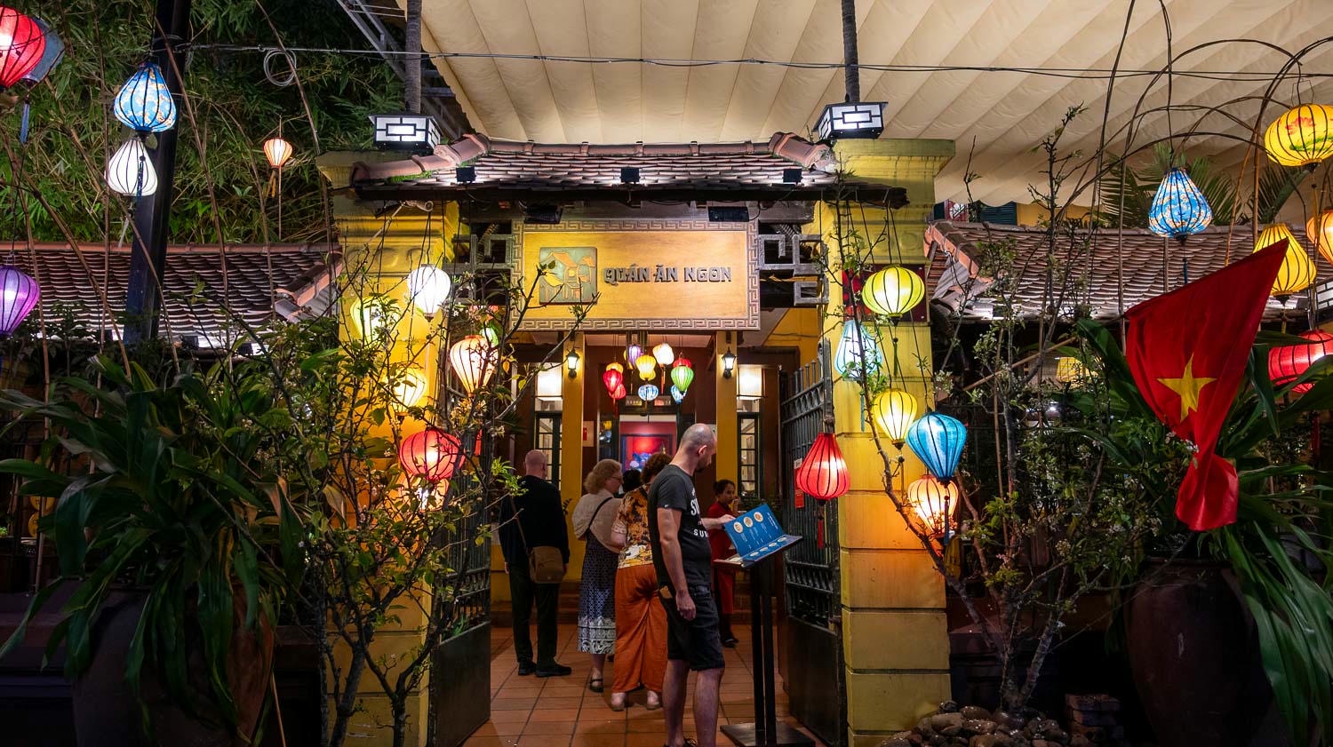 宛若夜市的河內米其林推薦餐廳!Quan An NGON像是迷你市集網羅越南各地傳統美食及小吃 - 第3張圖