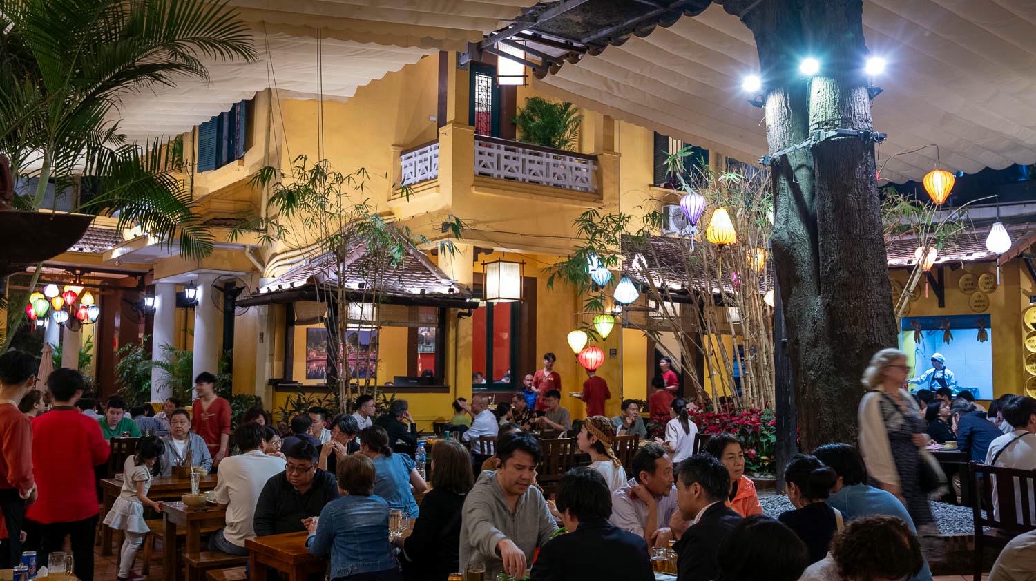 宛若夜市的河內米其林推薦餐廳!Quan An NGON像是迷你市集網羅越南各地傳統美食及小吃 - 第17張圖