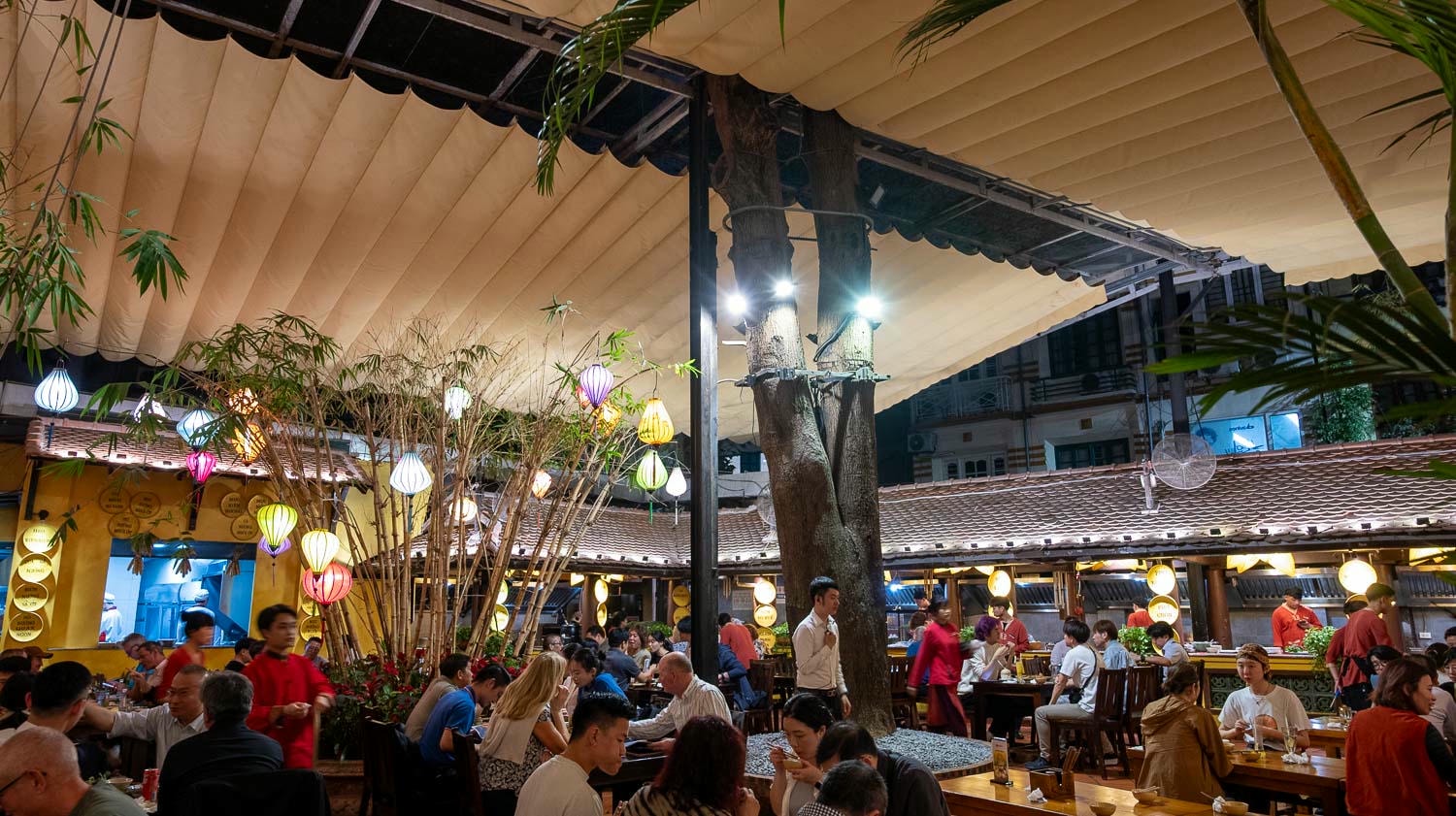 宛若夜市的河內米其林推薦餐廳!Quan An NGON像是迷你市集網羅越南各地傳統美食及小吃 - 第5張圖