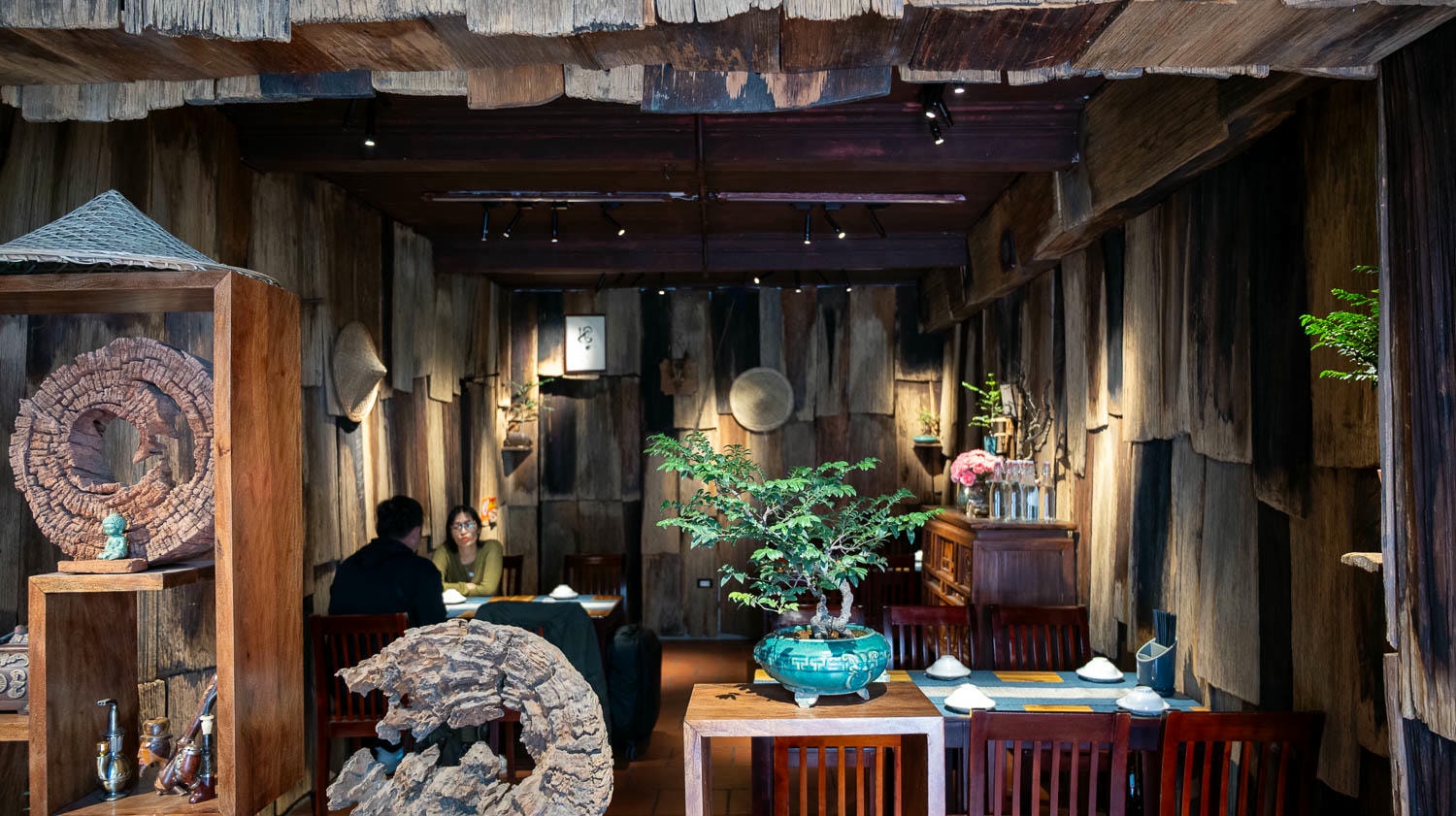 河內隱藏無菜單餐廳Quán nhậu Bến粗獷風加2隻超Q店犬 Ben Restaurant每日僅收30位客人只怕吃不到 - 第4張圖