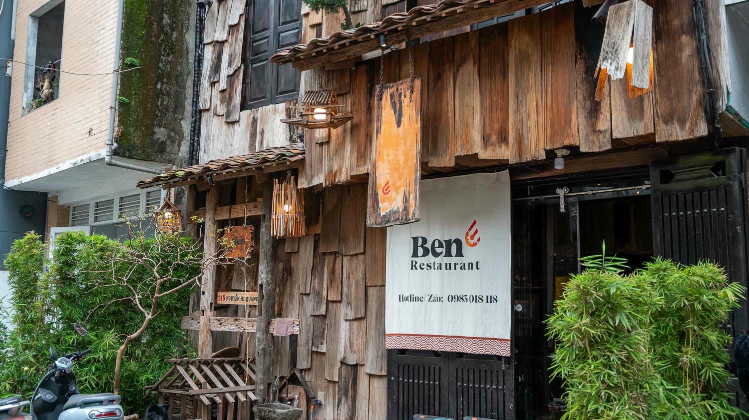 河內隱藏無菜單餐廳Quán nhậu Bến粗獷風加2隻超Q店犬 Ben Restaurant每日僅收30位客人只怕吃不到 - 第3張圖