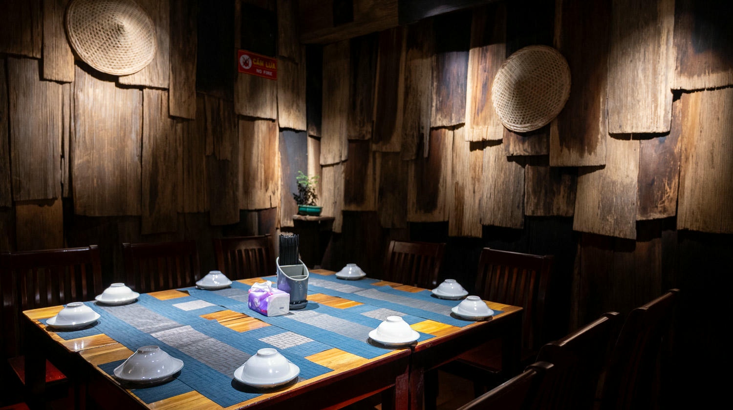 河內隱藏無菜單餐廳Quán nhậu Bến粗獷風加2隻超Q店犬 Ben Restaurant每日僅收30位客人只怕吃不到 - 第13張圖