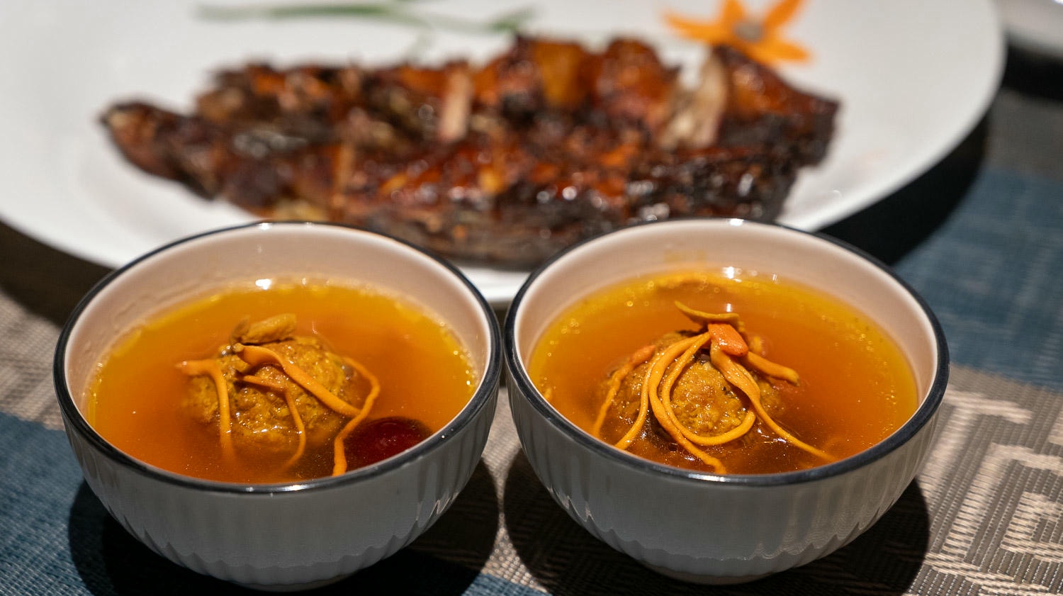 河內隱藏無菜單餐廳Quán nhậu Bến粗獷風加2隻超Q店犬 Ben Restaurant每日僅收30位客人只怕吃不到 - 第8張圖