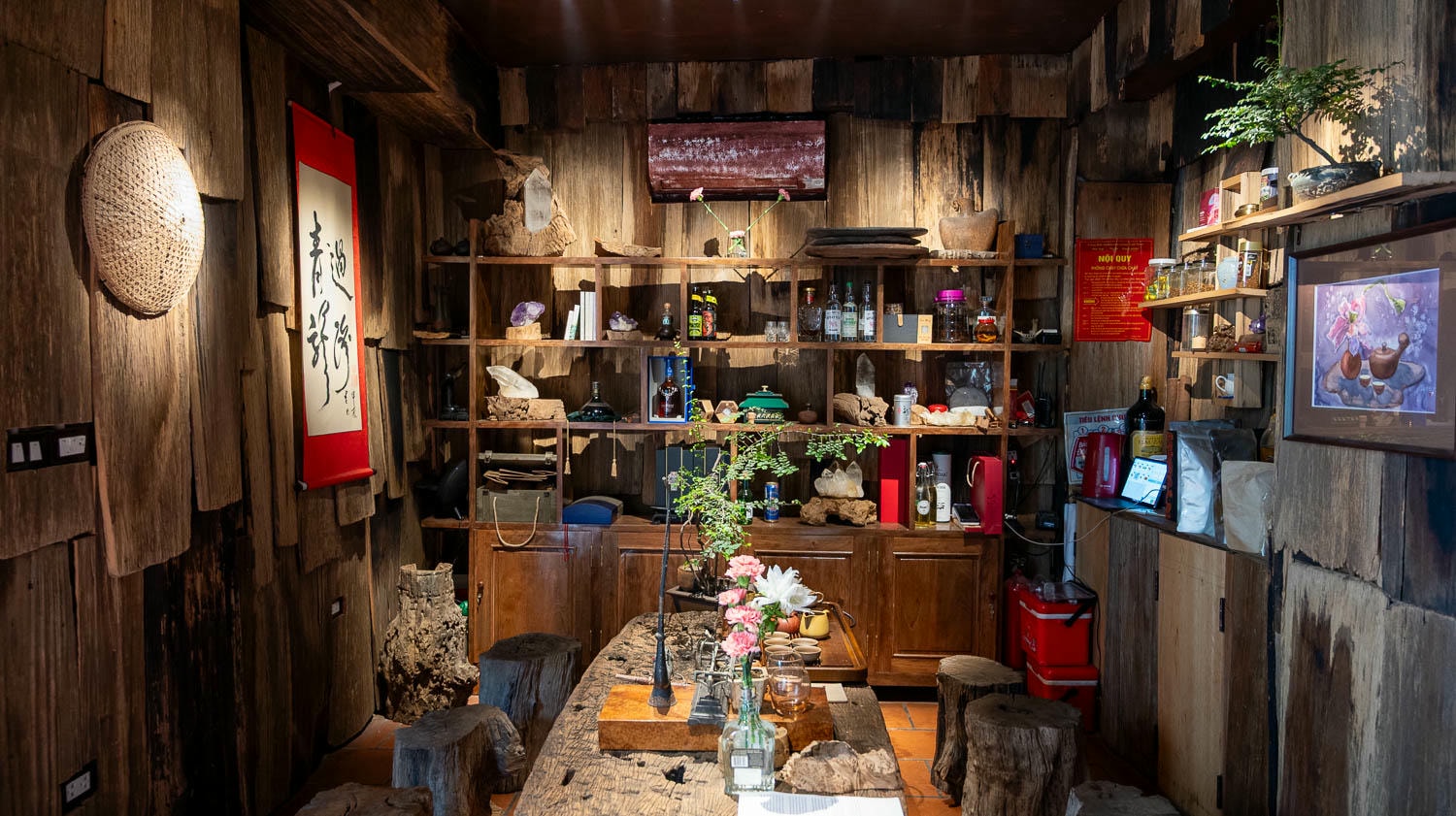 河內隱藏無菜單餐廳Quán nhậu Bến粗獷風加2隻超Q店犬 Ben Restaurant每日僅收30位客人只怕吃不到 - 第1張圖