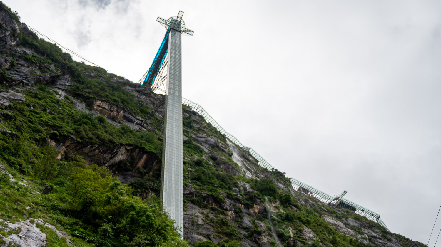 膽小勿近!Rong May Glass Bridge挑戰勇氣極限,768公尺天空步道心跳狂飆腿軟或享受漫步雲端暢快? - 第5張圖