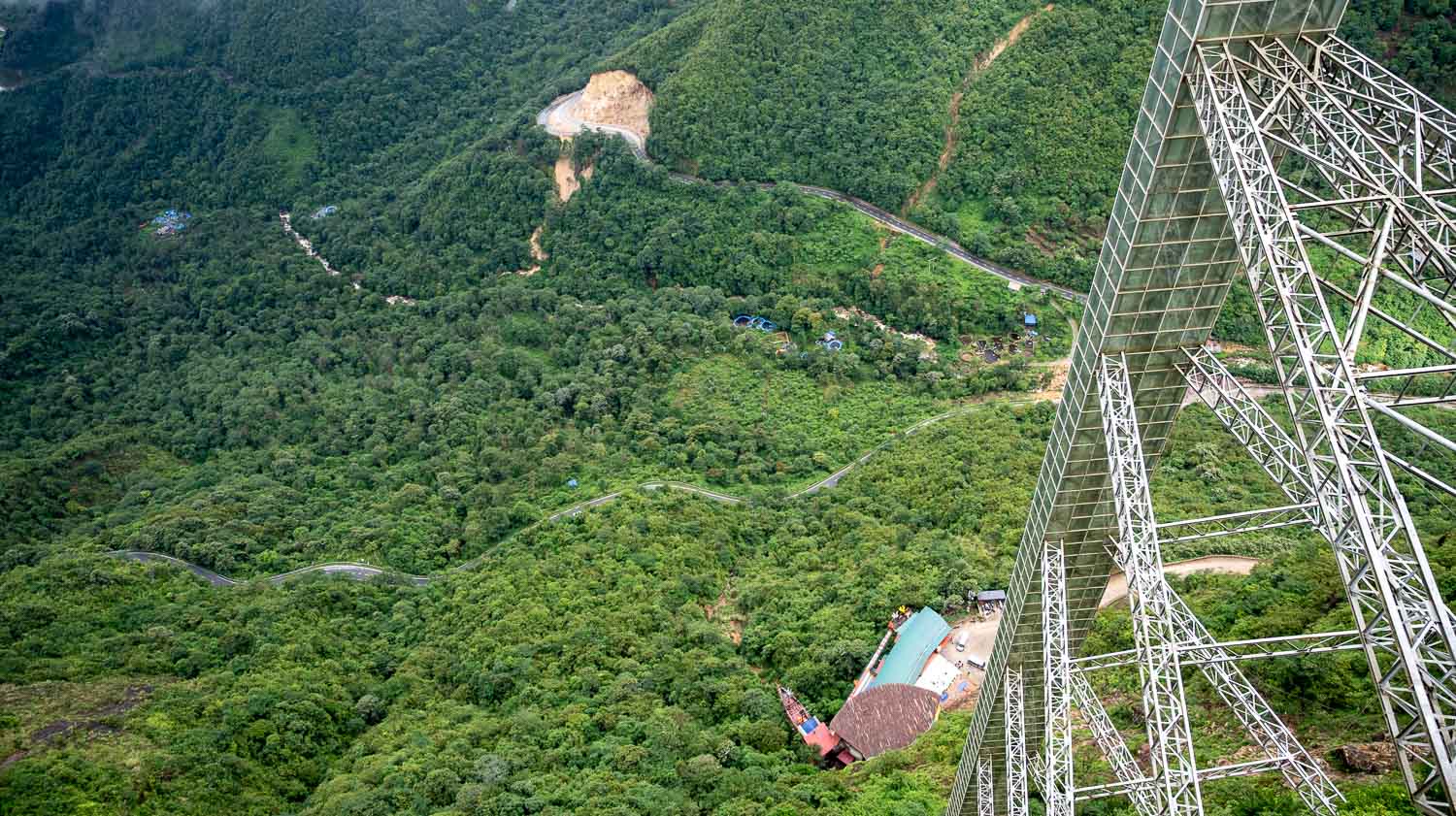 膽小勿近!Rong May Glass Bridge挑戰勇氣極限,768公尺天空步道心跳狂飆腿軟或享受漫步雲端暢快? - 第11張圖