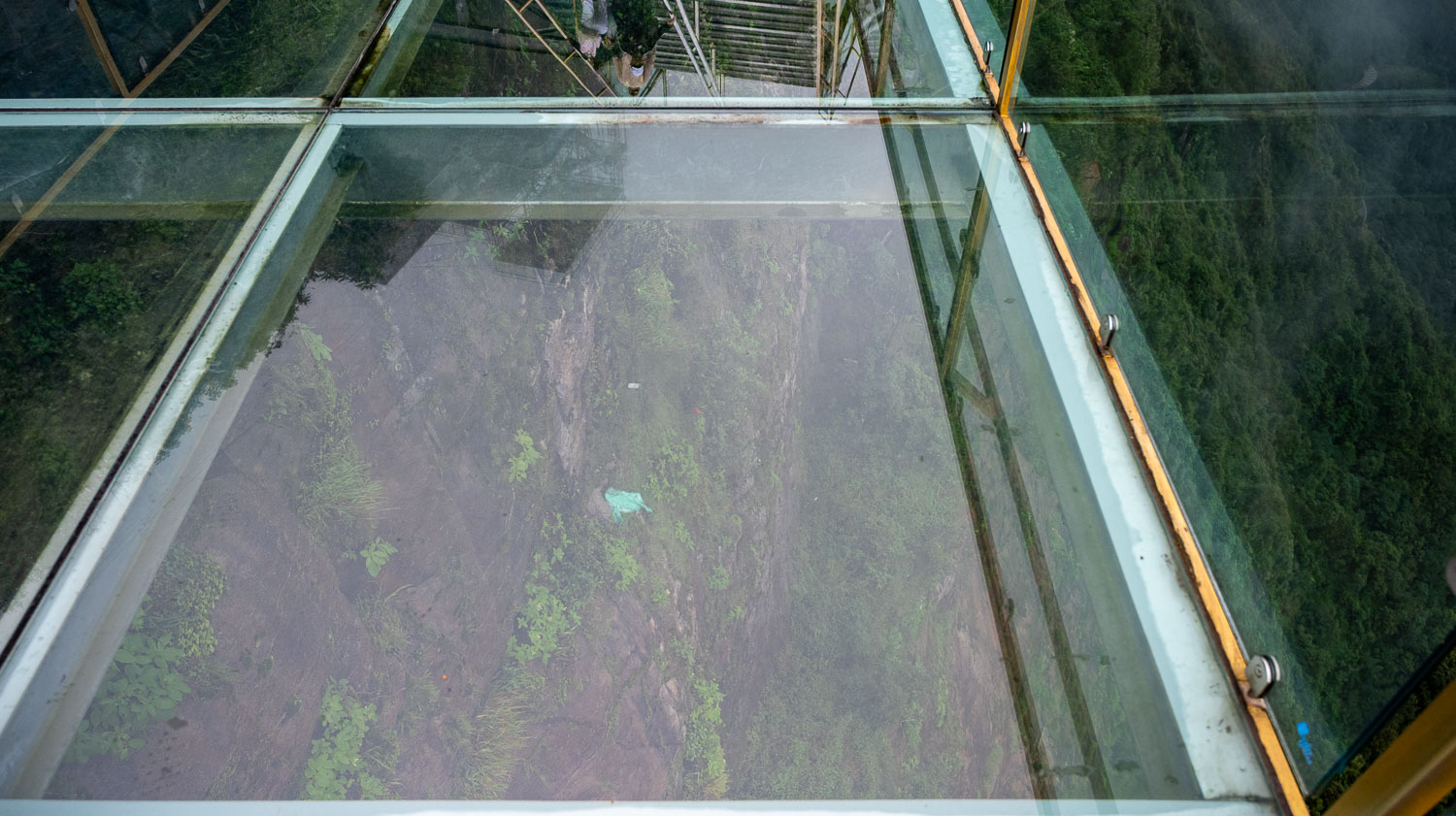 膽小勿近!Rong May Glass Bridge挑戰勇氣極限,768公尺天空步道心跳狂飆腿軟或享受漫步雲端暢快? - 第12張圖