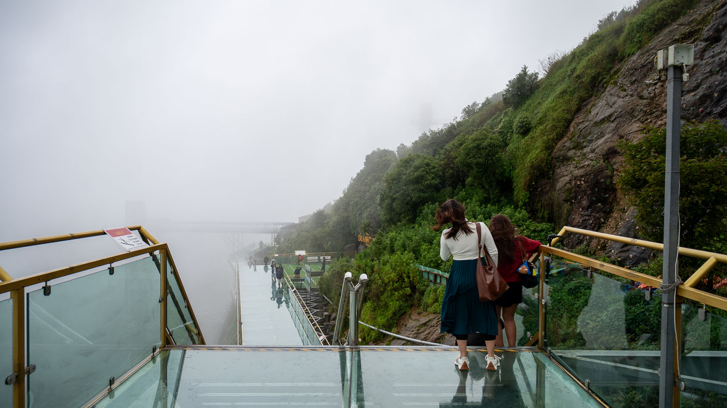 膽小勿近!Rong May Glass Bridge挑戰勇氣極限,768公尺天空步道心跳狂飆腿軟或享受漫步雲端暢快? - 第15張圖
