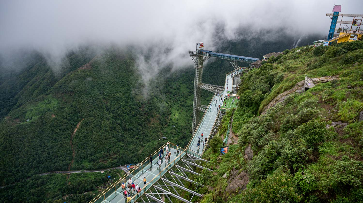 膽小勿近!Rong May Glass Bridge挑戰勇氣極限,768公尺天空步道心跳狂飆腿軟或享受漫步雲端暢快? - 第13張圖