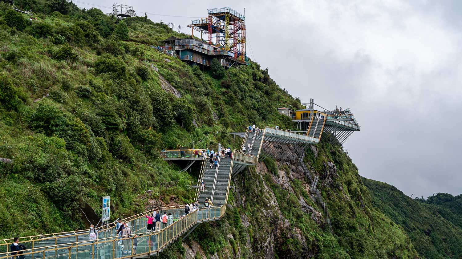 膽小勿近!Rong May Glass Bridge挑戰勇氣極限,768公尺天空步道心跳狂飆腿軟或享受漫步雲端暢快? - 第1張圖