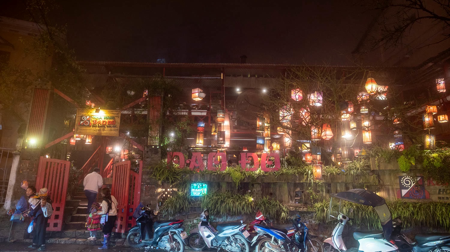 粗獷風格與溫暖燈光交織!沙壩Nhà hàng Dao Đỏ 以道地美食融入傜族傳統及文化 - 第1張圖