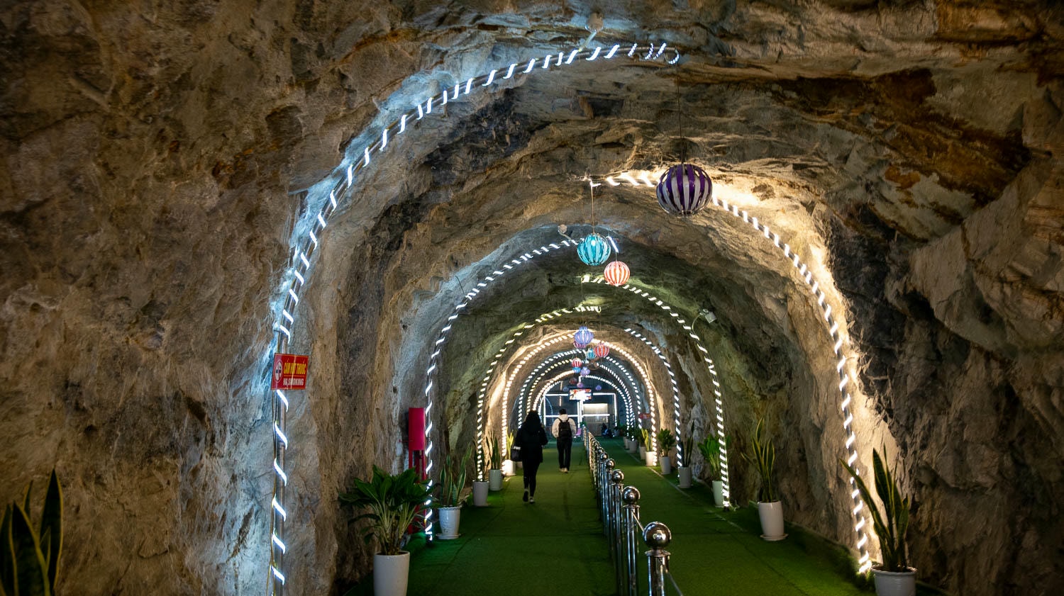 膽小勿近!Rong May Glass Bridge挑戰勇氣極限,768公尺天空步道心跳狂飆腿軟或享受漫步雲端暢快? - 第7張圖