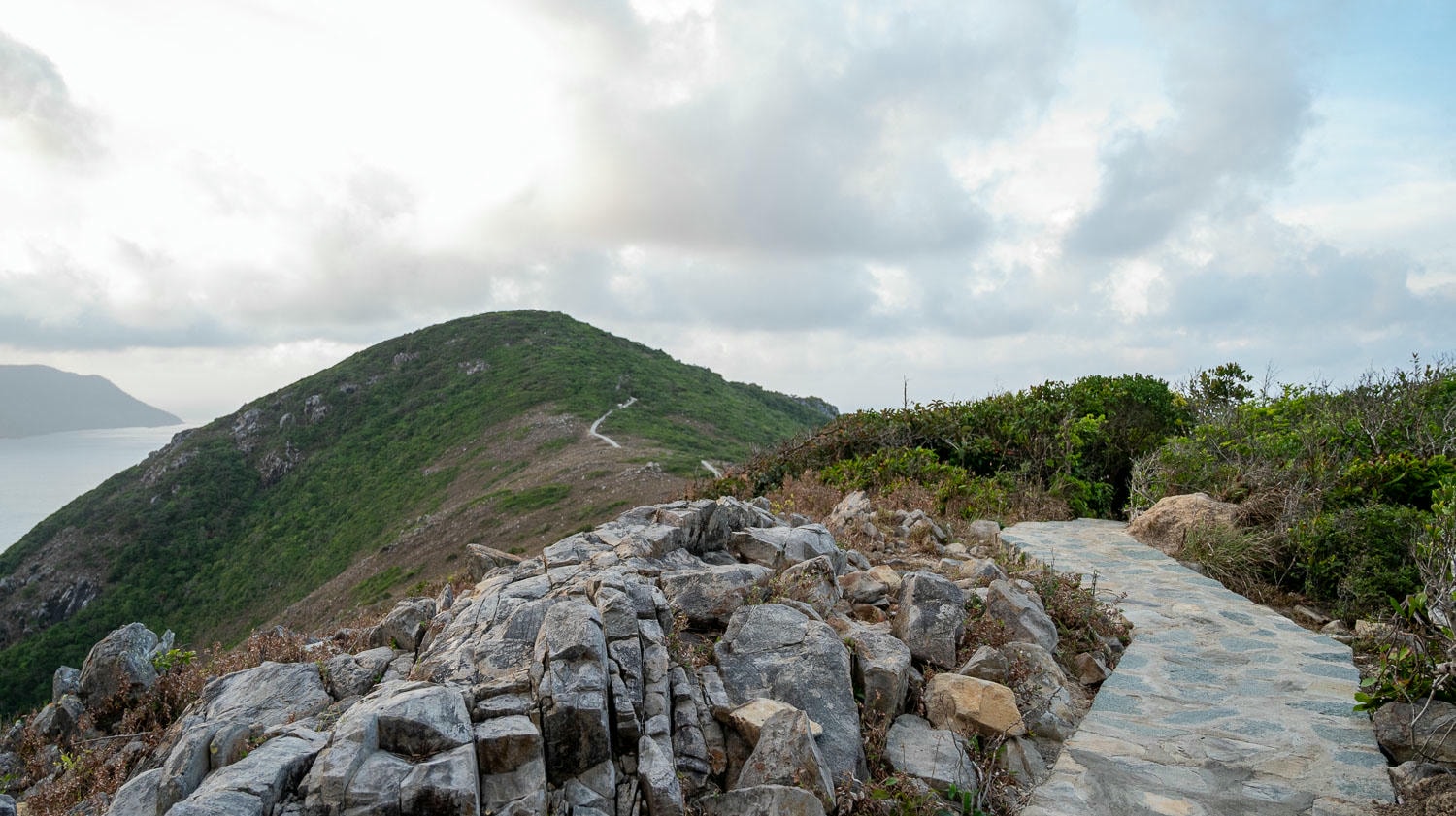 崑崙島象背山:比想像更驚豔的天然脊線,把無聊變有趣,Sống Lưng Con Voi海天一色放空好風光 - 第8張圖