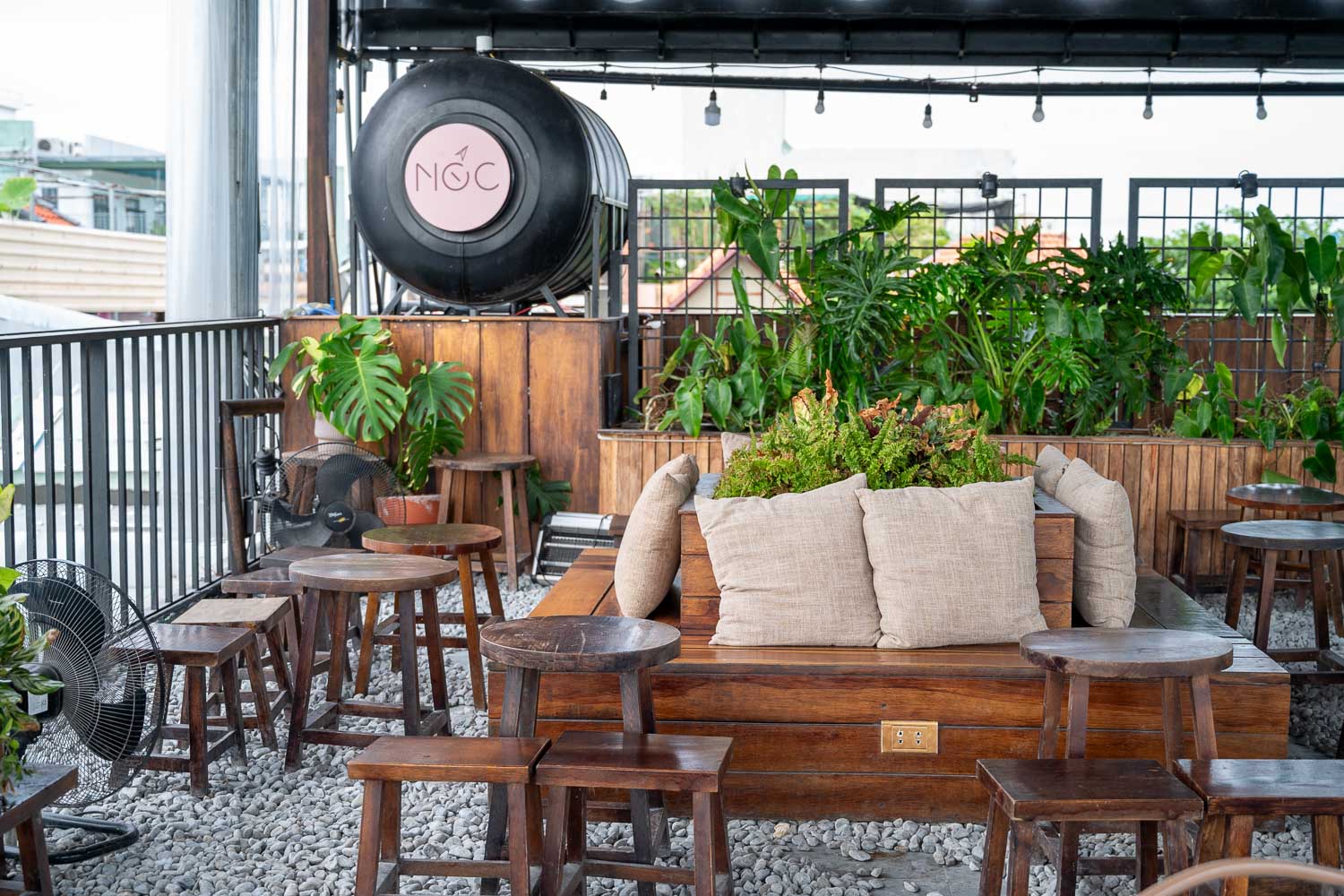 峴港最療癒的觀景咖啡廳:Nóc Rooftop 坐看飛機起降,飛機近在眼前的午茶時光 - 第5張圖