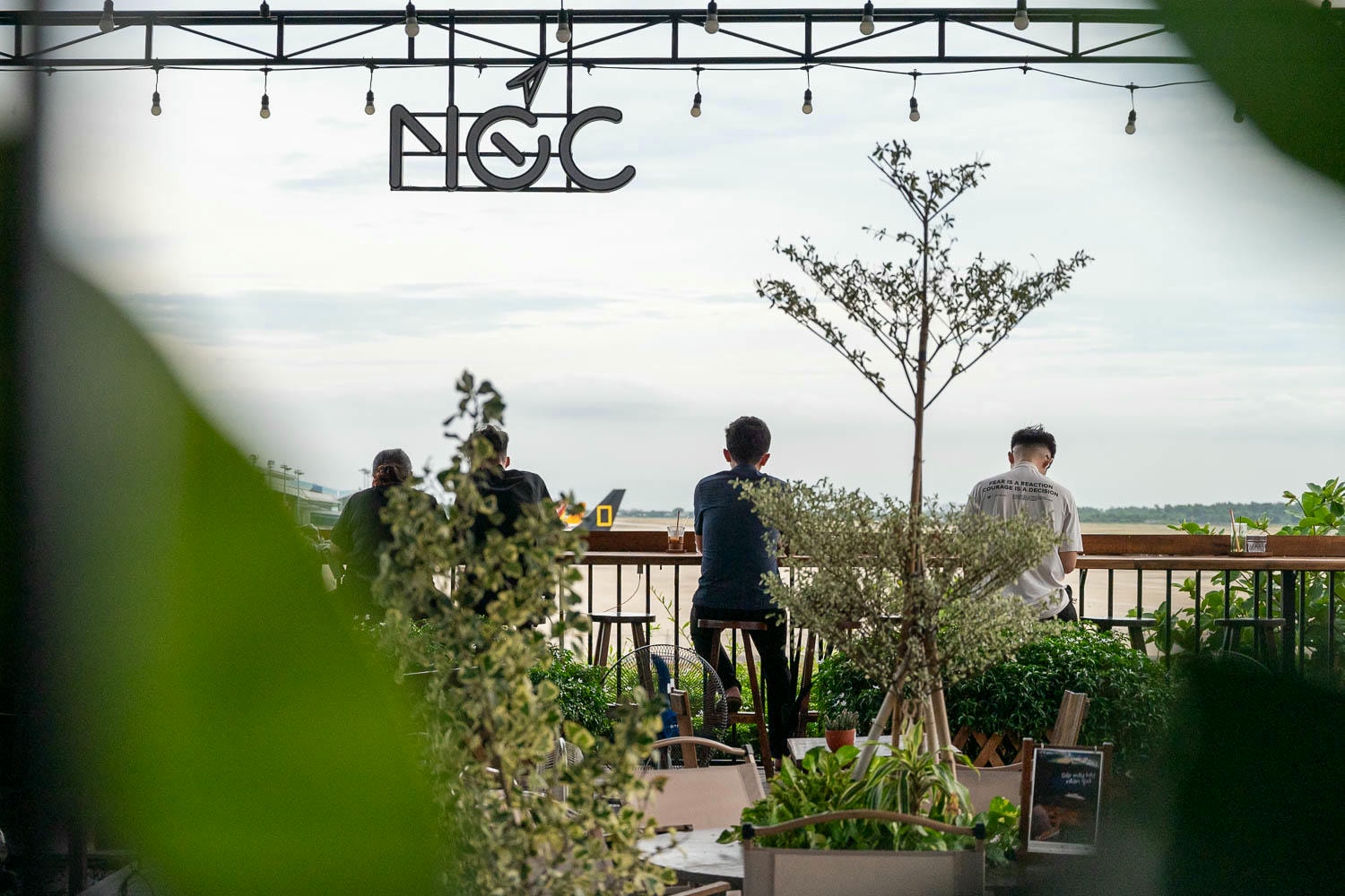 峴港最療癒的觀景咖啡廳:Nóc Rooftop 坐看飛機起降,飛機近在眼前的午茶時光 - 第4張圖