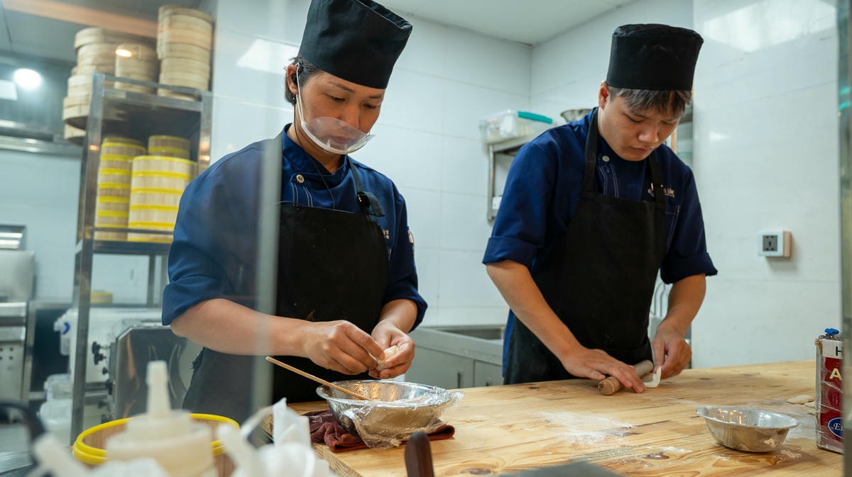 老台商趕快來Nhà hàng Phú Lâm!河內富臨餐廳古典風韻,老墰酸菜魚暖胃暖心且烤鴨香脆必點上菜 - 第8張圖