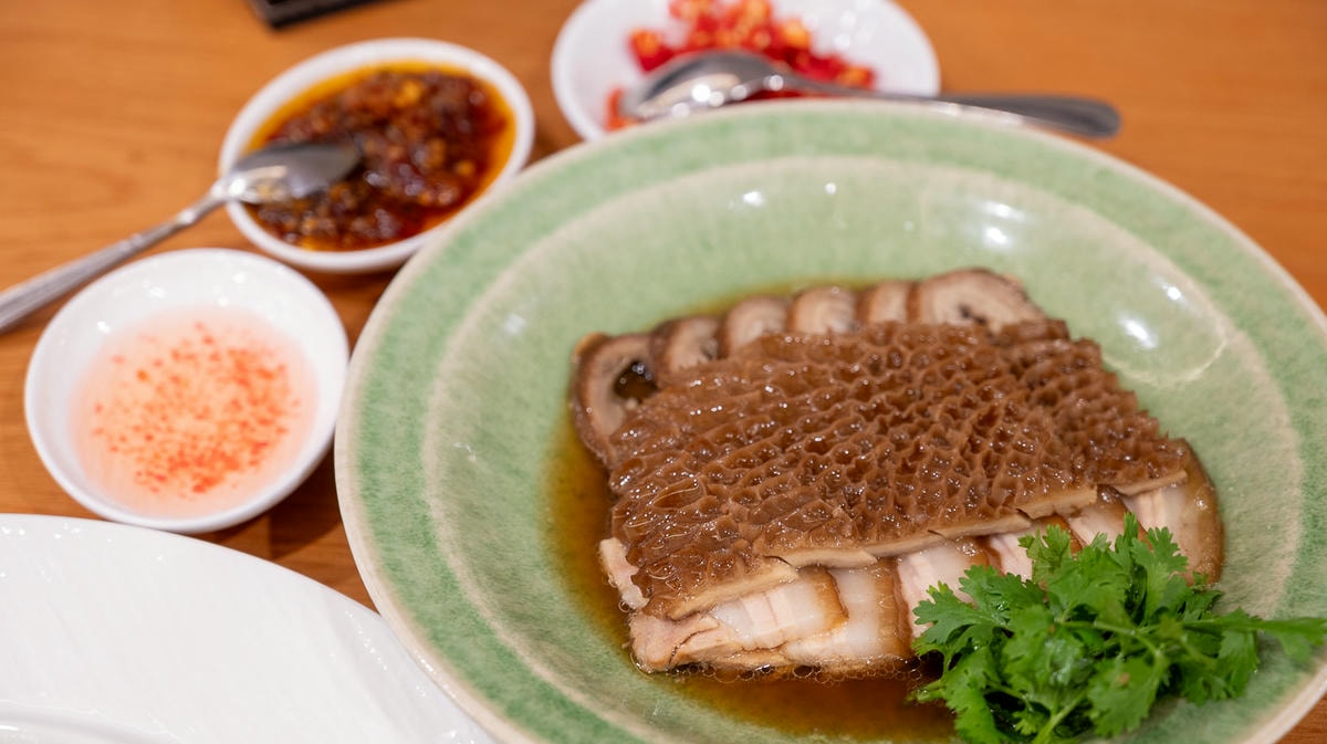 老台商趕快來Nhà hàng Phú Lâm!河內富臨餐廳古典風韻,老墰酸菜魚暖胃暖心且烤鴨香脆必點上菜 - 第13張圖