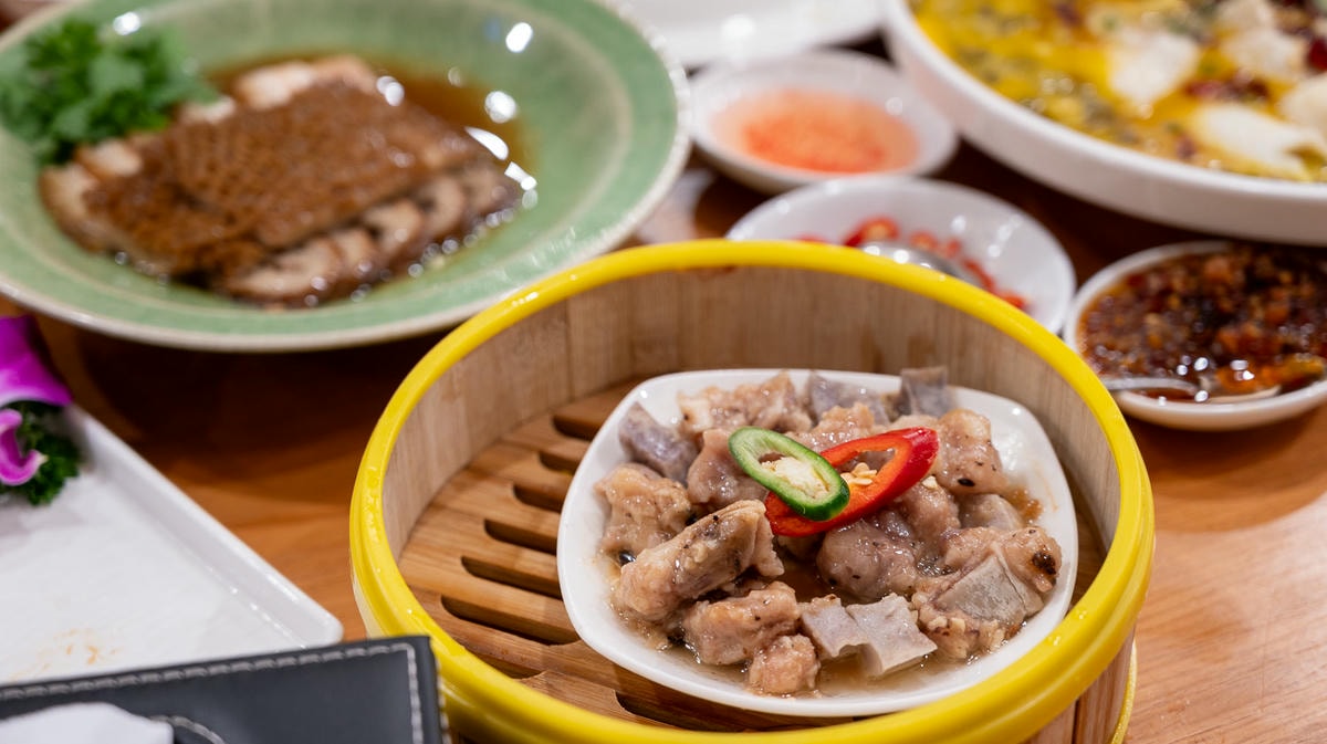 老台商趕快來Nhà hàng Phú Lâm!河內富臨餐廳古典風韻,老墰酸菜魚暖胃暖心且烤鴨香脆必點上菜 - 第12張圖