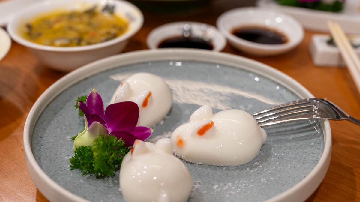 老台商趕快來Nhà hàng Phú Lâm!河內富臨餐廳古典風韻,老墰酸菜魚暖胃暖心且烤鴨香脆必點上菜 - 第16張圖