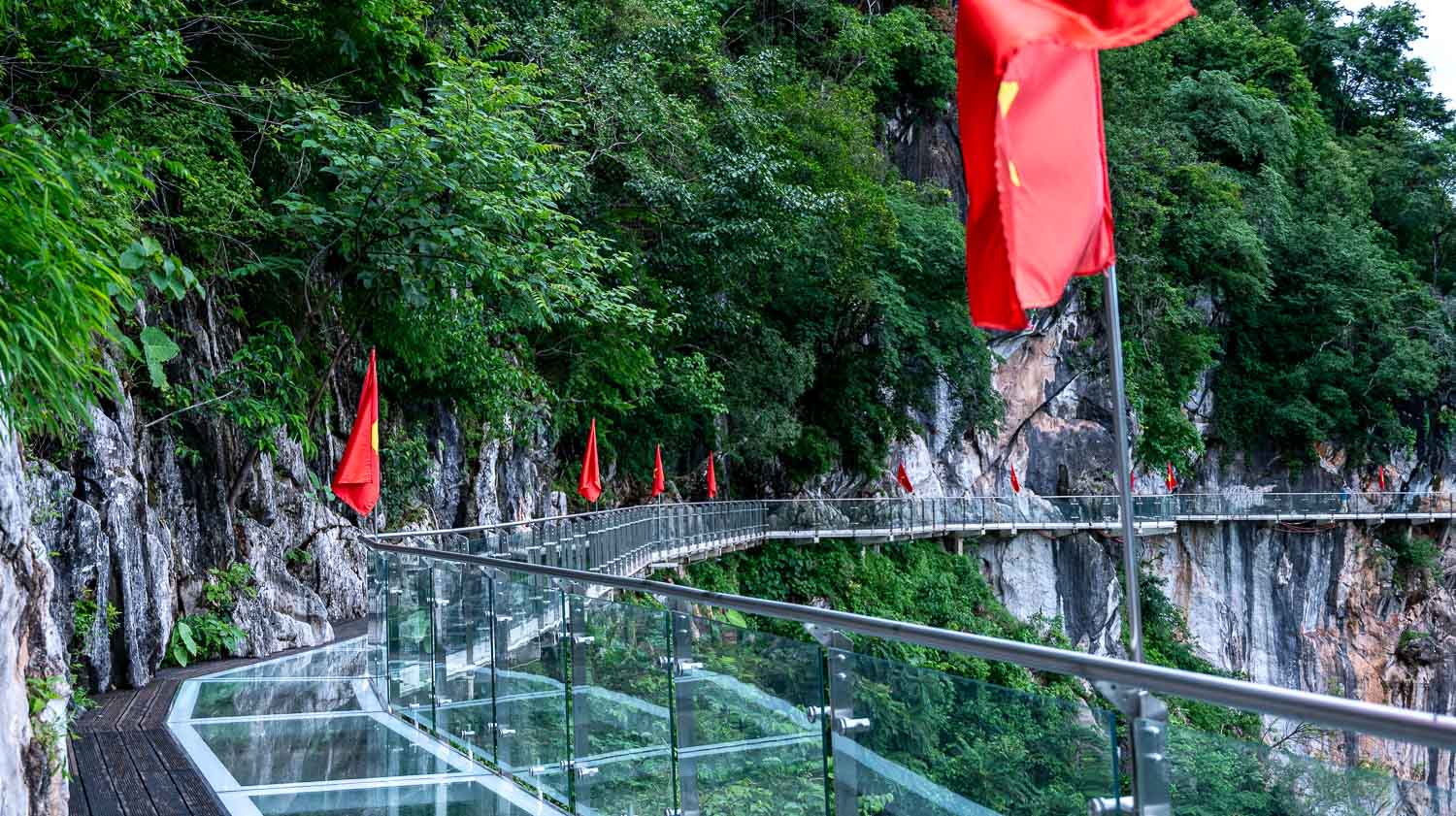 挑戰極限的天空步道!越南木州Bạch Long Glass Bridge世界最長的玻璃吊橋就在這裡! - 第7張圖