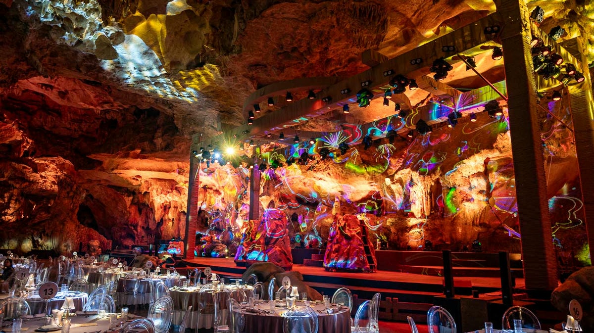 下龍灣洞穴餐廳,走進神話場景讓光影與味蕾共舞!新亮點龍騰碧珠洞沉浸實景秀加秘境盛宴超震撼 - 第19張圖