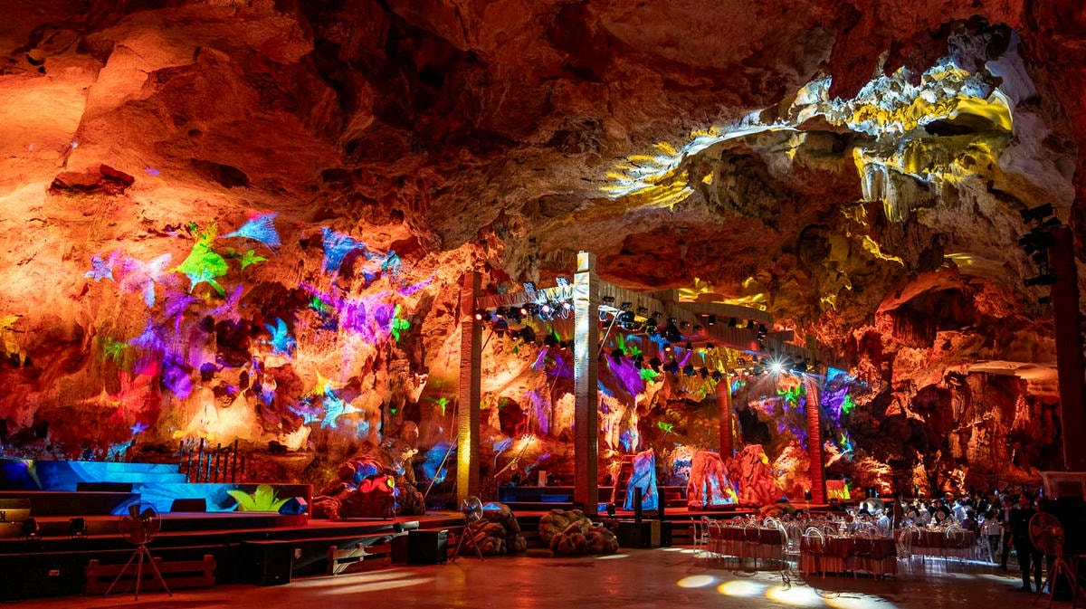 下龍灣洞穴餐廳,走進神話場景讓光影與味蕾共舞!新亮點龍騰碧珠洞沉浸實景秀加秘境盛宴超震撼 - 第9張圖