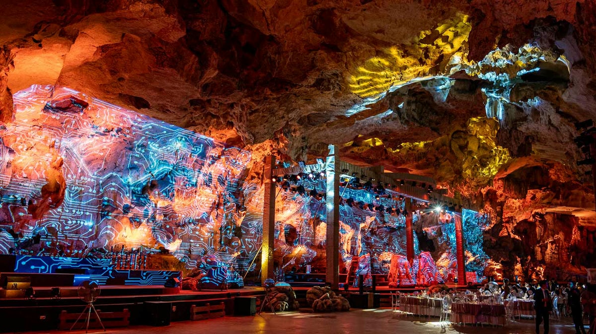 下龍灣洞穴餐廳,走進神話場景讓光影與味蕾共舞!新亮點龍騰碧珠洞沉浸實景秀加秘境盛宴超震撼 - 第5張圖