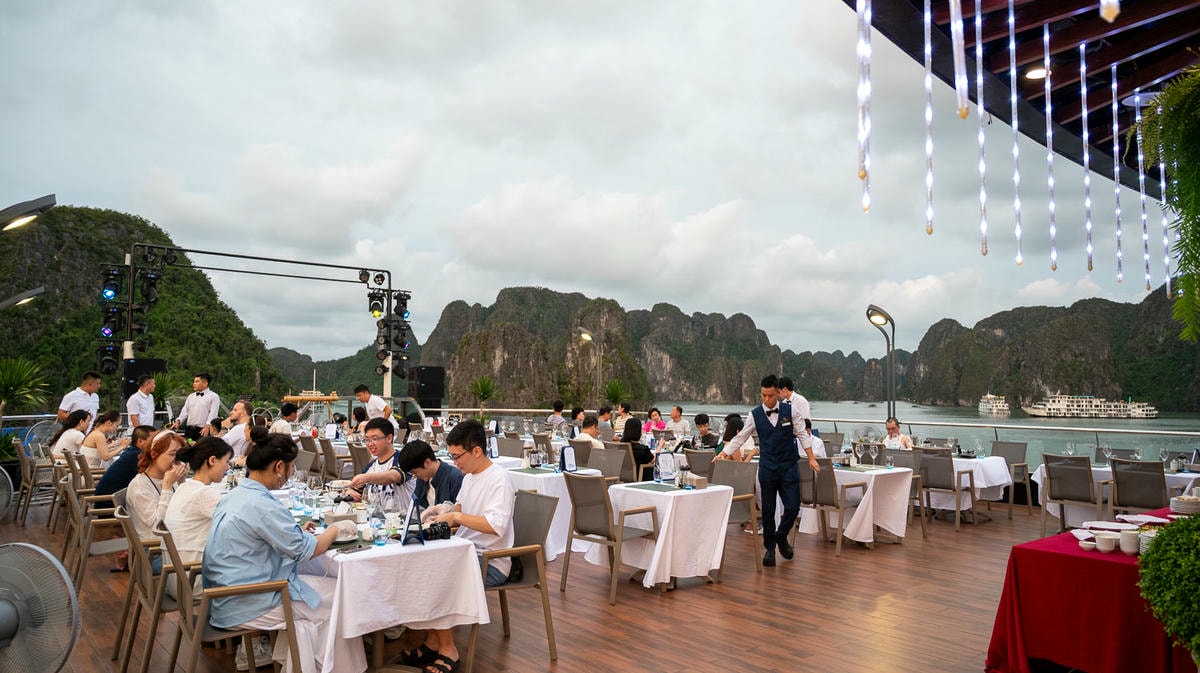 下龍灣度假超Chill|外型流線的Calista Cruise太懂旅人的心,經典航程中陽台就是最美的畫 - 第54張圖
