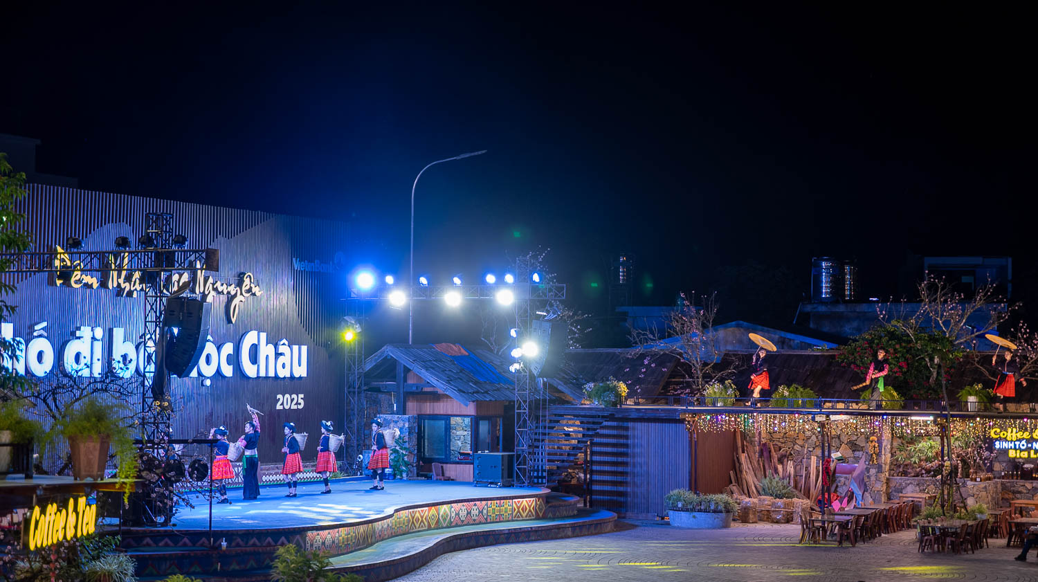 逛木州夜市竟然要收門票!CHỢ ĐÊM MỘC CHÂU超乎預期,少數民族的夜間風情魅力全開與熱鬧氛圍 - 第1張圖