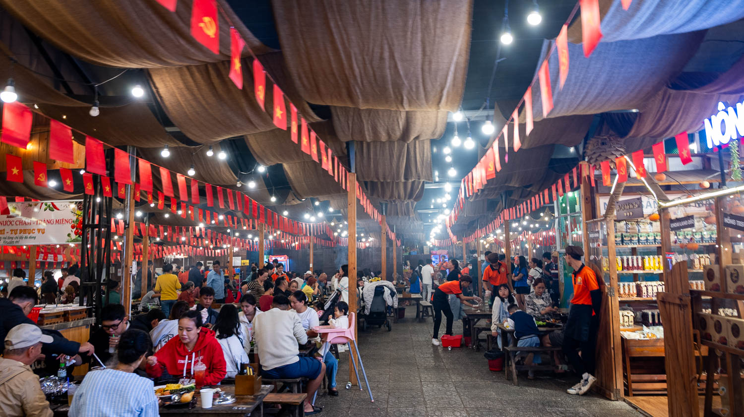 夕照燈海超人氣餐廳!大叻 Hoàng hôn 3000 燒烤樂園,溫室夜景夜幕下萬盞燈海奇景,大啖燒烤及特色雞肉火鍋 - 第9張圖