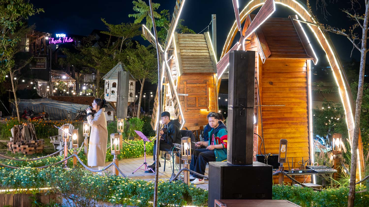 夕照燈海超人氣餐廳!大叻 Hoàng hôn 3000 燒烤樂園,溫室夜景夜幕下萬盞燈海奇景,大啖燒烤及特色雞肉火鍋 - 第11張圖