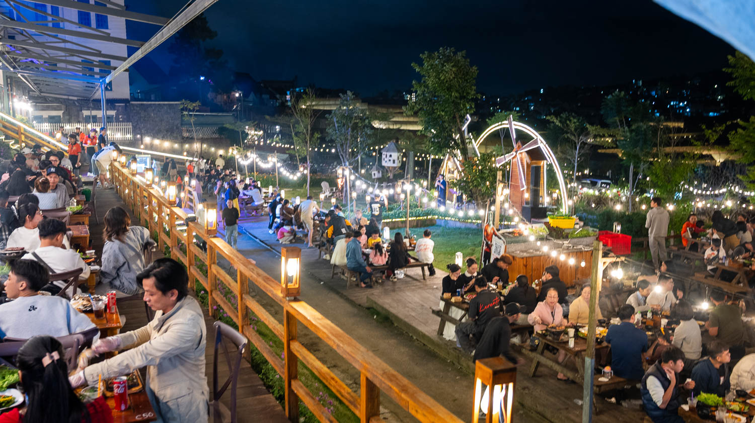 夕照燈海超人氣餐廳!大叻 Hoàng hôn 3000 燒烤樂園,溫室夜景夜幕下萬盞燈海奇景,大啖燒烤及特色雞肉火鍋 - 第10張圖