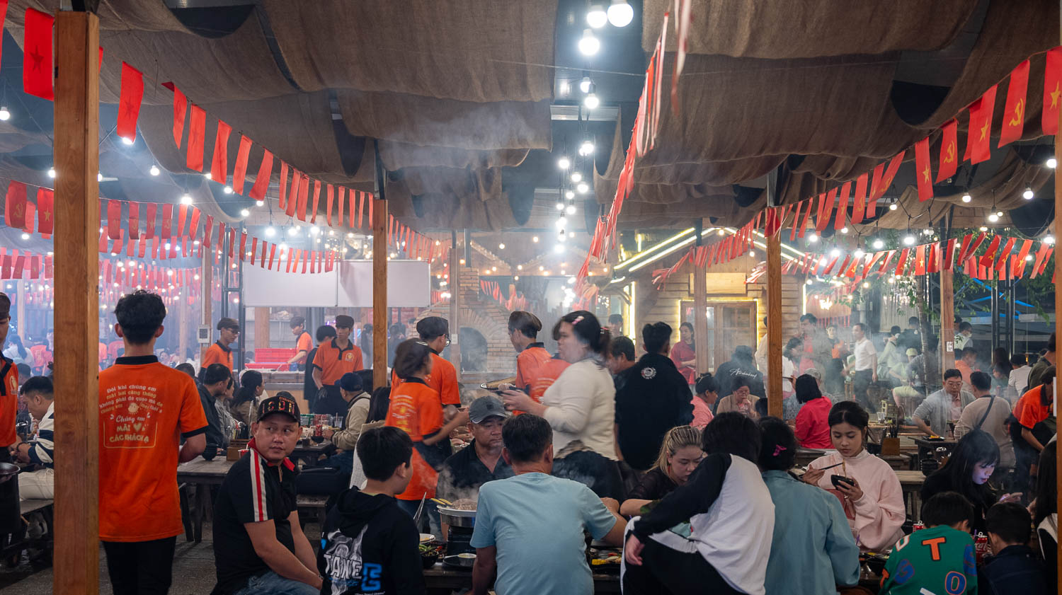 夕照燈海超人氣餐廳!大叻 Hoàng hôn 3000 燒烤樂園,溫室夜景夜幕下萬盞燈海奇景,大啖燒烤及特色雞肉火鍋 - 第8張圖