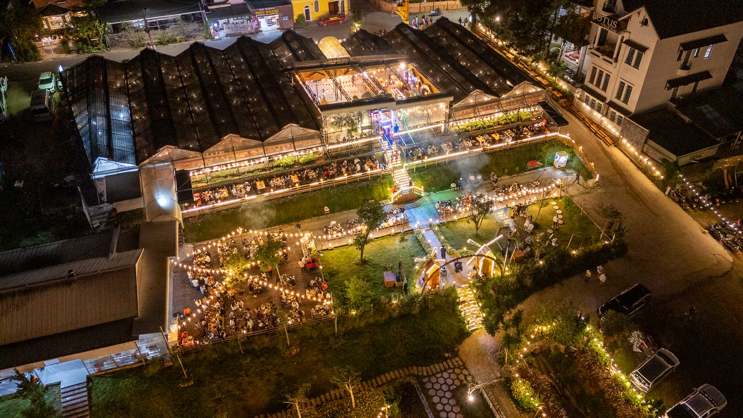 夕照燈海超人氣餐廳!大叻 Hoàng hôn 3000 燒烤樂園,溫室夜景夜幕下萬盞燈海奇景,大啖燒烤及特色雞肉火鍋 - 第17張圖