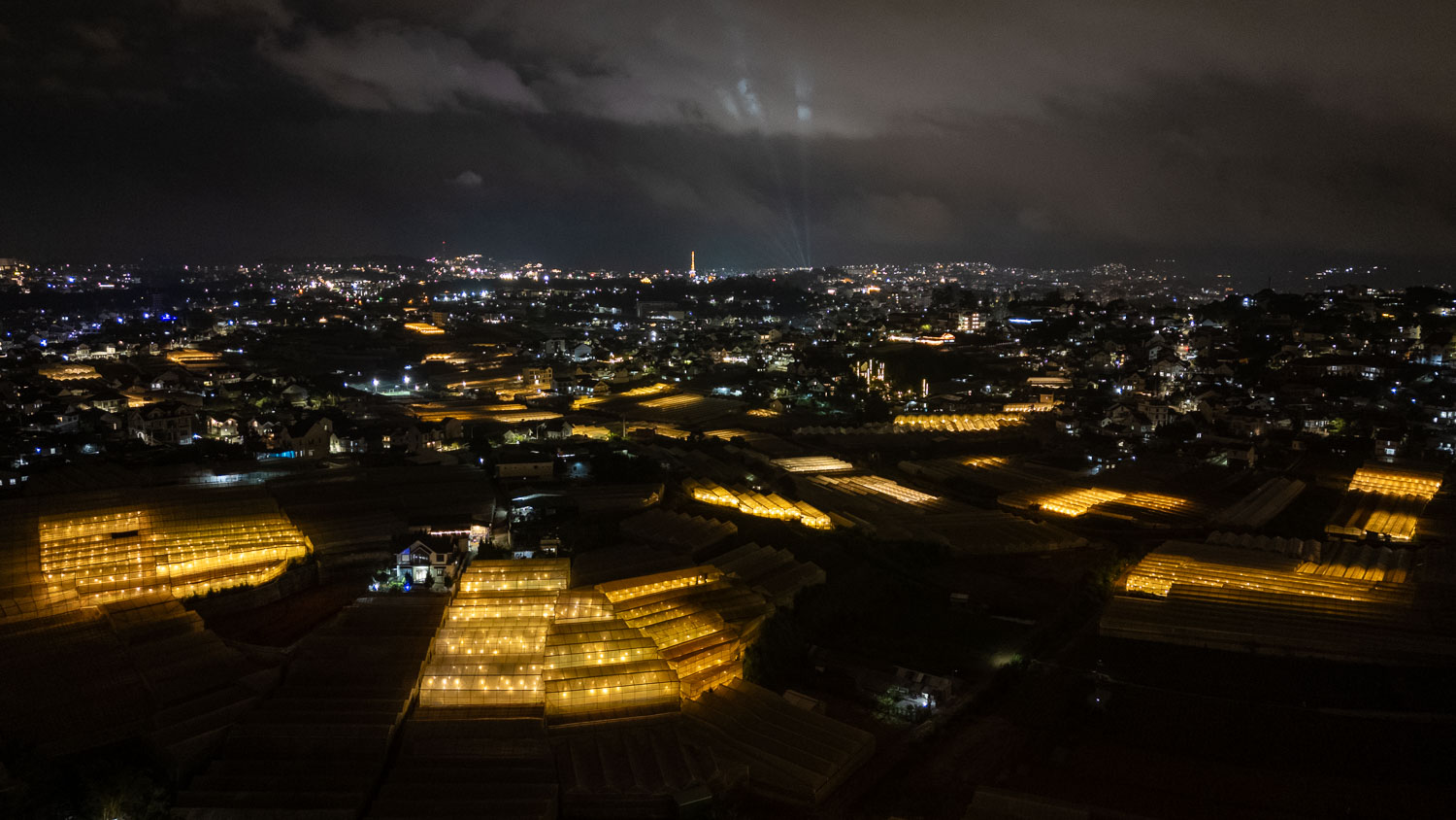 夕照燈海超人氣餐廳!大叻 Hoàng hôn 3000 燒烤樂園,溫室夜景夜幕下萬盞燈海奇景,大啖燒烤及特色雞肉火鍋 - 第3張圖