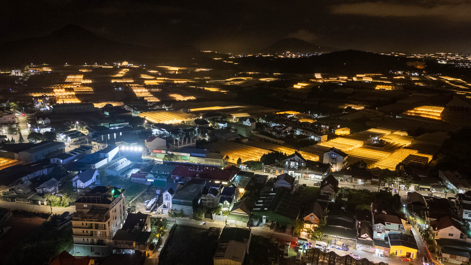 夕照燈海超人氣餐廳!大叻 Hoàng hôn 3000 燒烤樂園,溫室夜景夜幕下萬盞燈海奇景,大啖燒烤及特色雞肉火鍋 - 第4張圖
