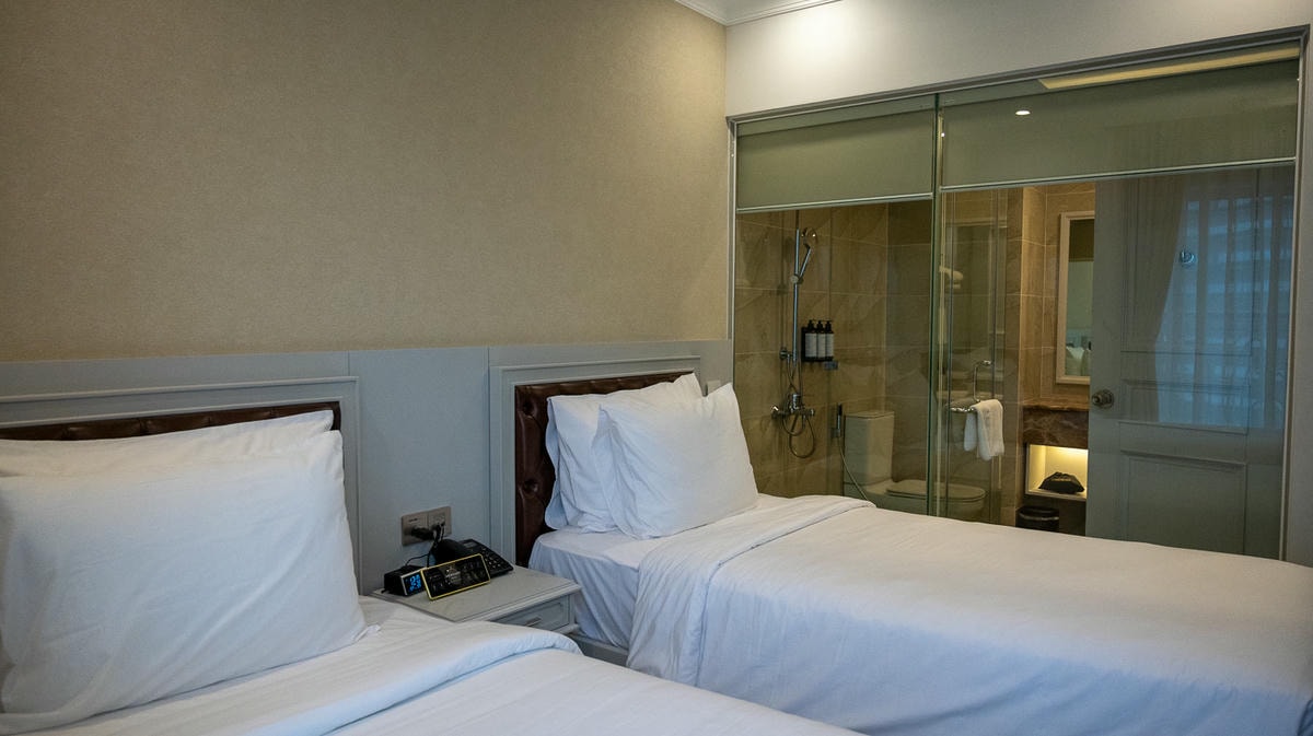 別說不提醒你!芽莊Mercure Hotel NHA TRANG床好睡但房好小,入住心得真心話不藏私 - 第1張圖