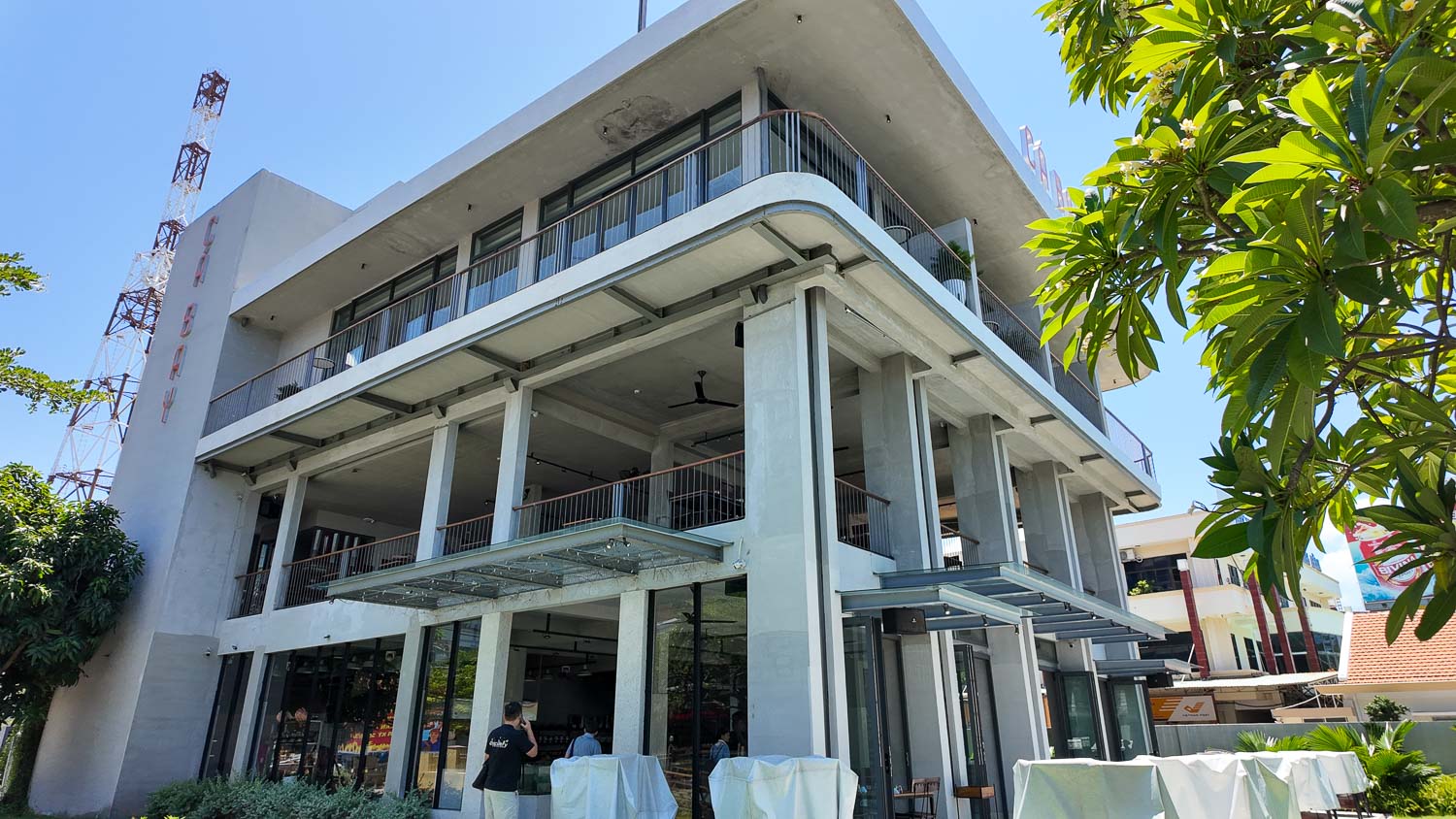 芽莊必訪海邊餐廳!Cá Bay 最撩人的桌邊料理秀+無敵海景,視覺與味蕾通通爆擊! - 第1張圖